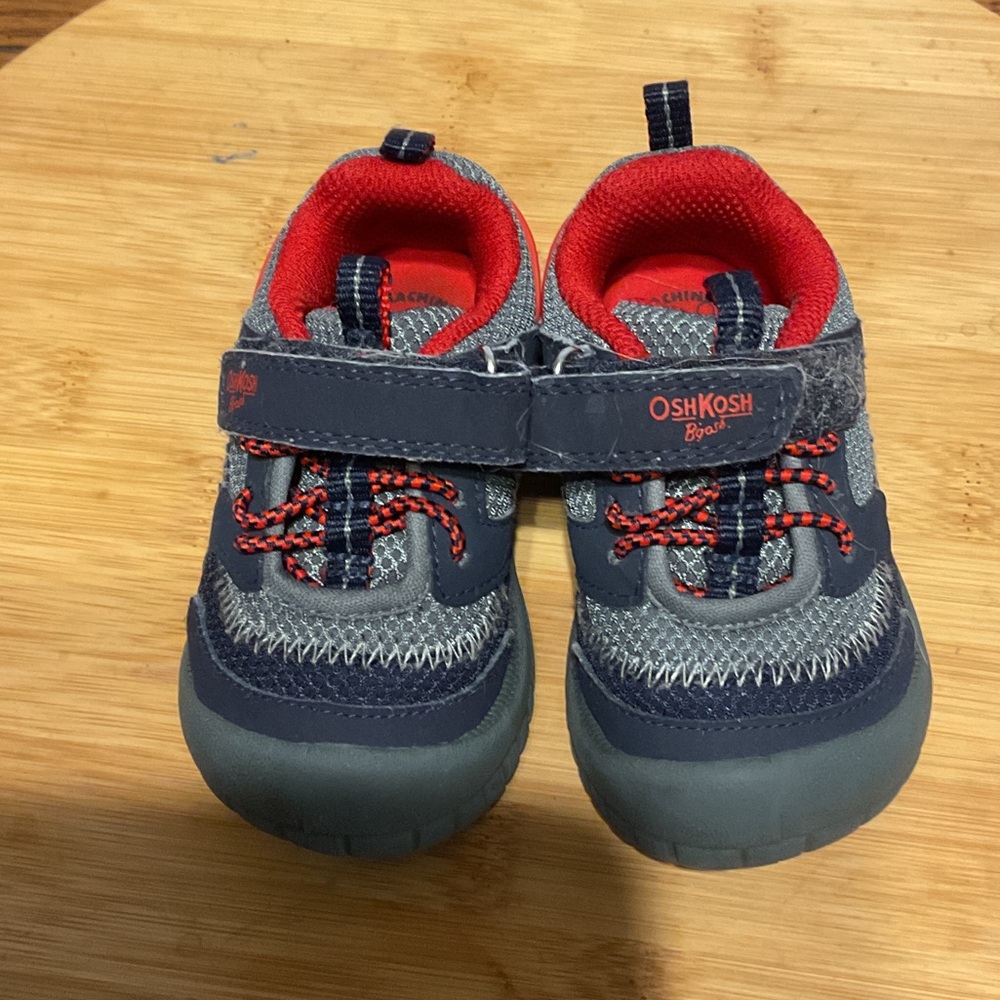 Gently used OshKosh toddler boys size 4 athletic shoe